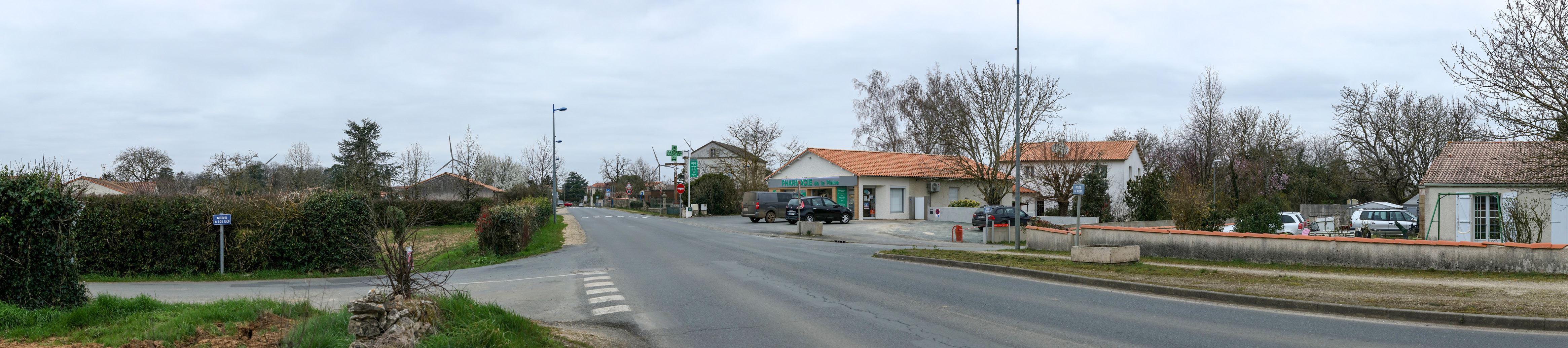VUE DEPUIS L’ENTRÉE SUD DE VILLIERS‐EN‐PLAINE SUR LA RD 744